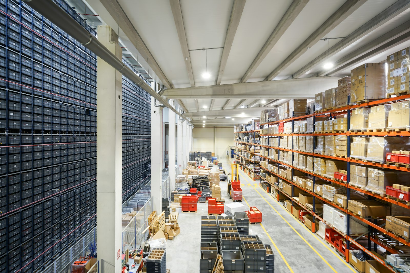 Großes Lager mit Kartons für den Chemikalienvertrieb