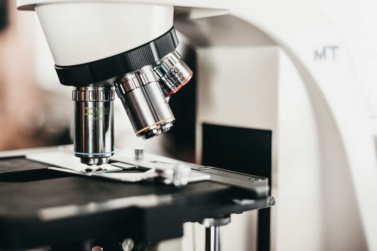 Laboratory microscope with objective lenses