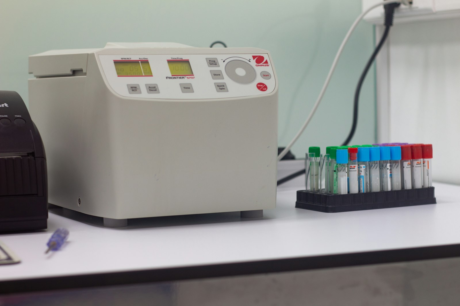 Appareil de laboratoire avec écran sur une paillasse