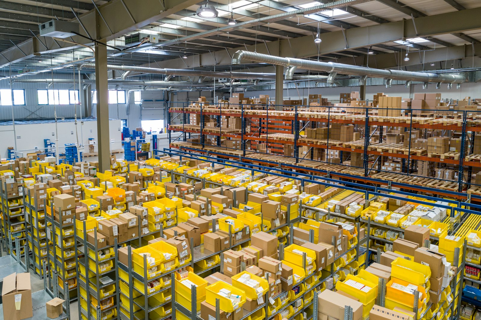 Distribution warehouse with stacked shelving